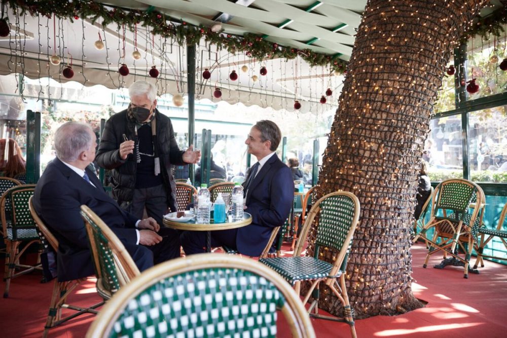 Κ. Μητσοτάκης και Κ. Τασούλας στο Κολωνάκι: Ο πρωθυπουργός συνομίλησε με πολίτες και αντάλλαξε ευχές