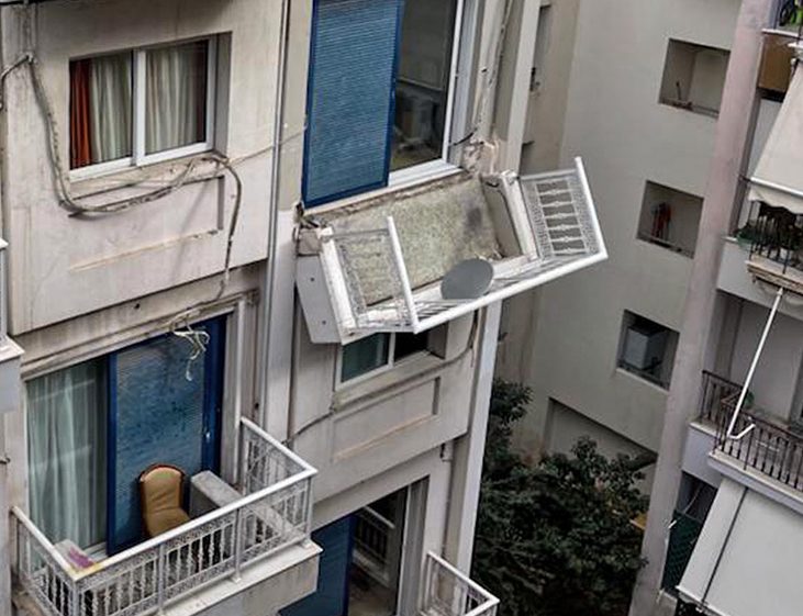 Υπό κατάρρευση μπαλκόνι στο ξενοδοχείο «Ελληνίς» στη Συγγρού