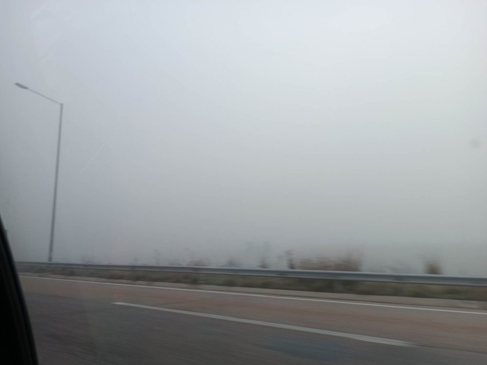 Πέπλο ομίχλης κάλυψε τη Θεσσαλονίκη (ΦΩΤΟ)