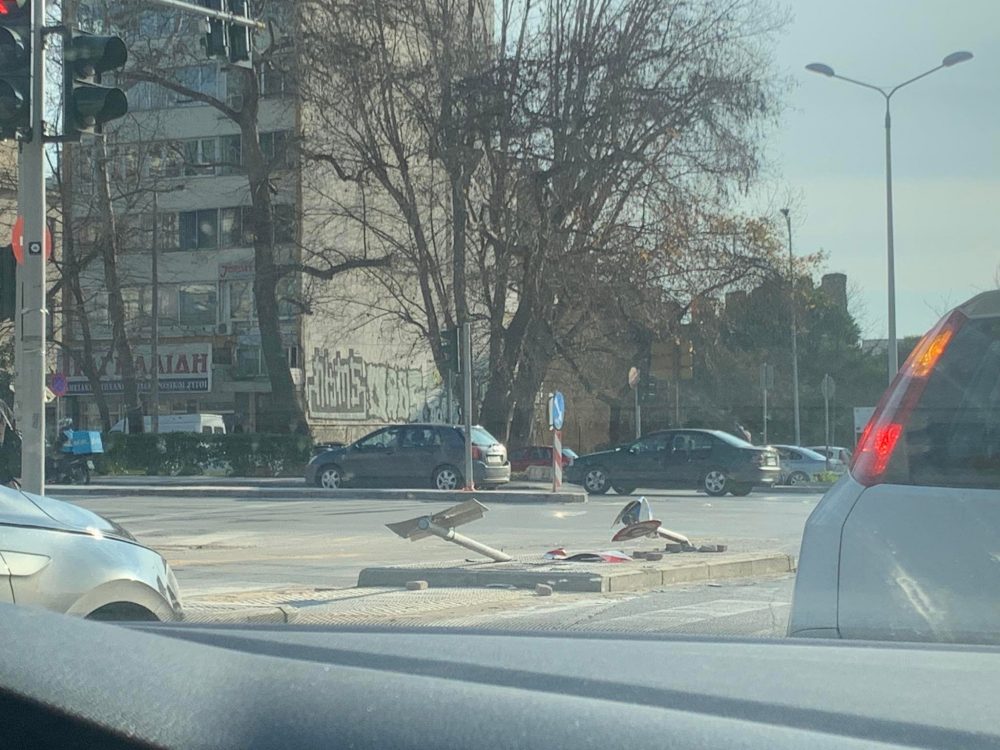 Θεσσαλονίκη: Κατεστραμμένες πινακίδες σήμανσης σε κομβικό σημείο στο κέντρο