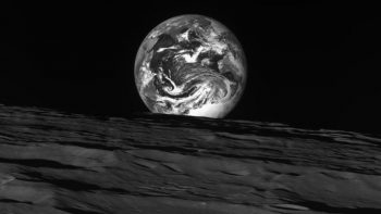 Εντυπωσιακές φωτογραφίες της Γης όπως φαίνεται από τη Σελήνη