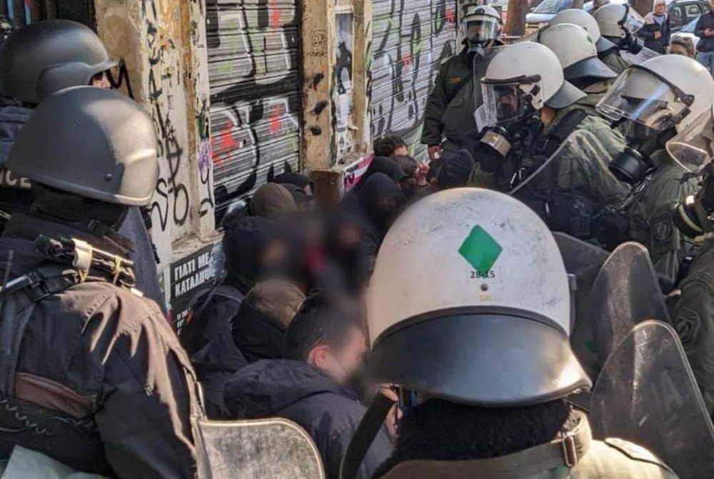 Θεσσαλονίκη: Ένταση και δακρυγόνα στην επιχείρηση εκκένωσης της κατάληψης «Terra Incognita»