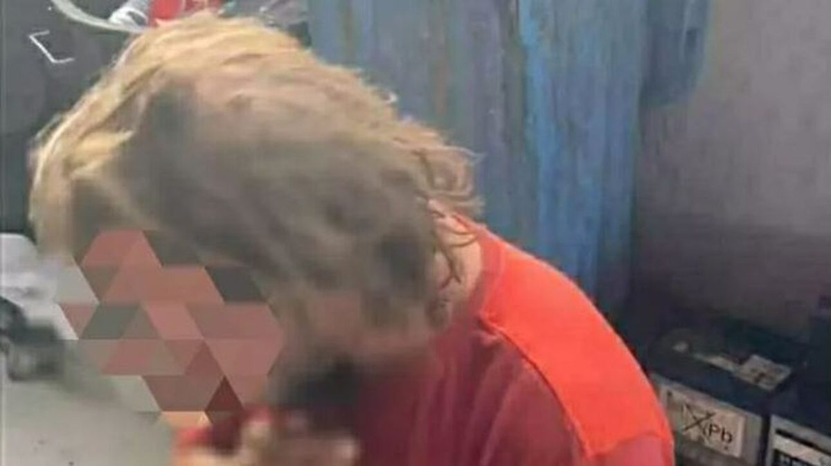 Οργή! Τον ανάγκασαν να πει κάλαντα γονατιστός, του έβαλαν φωτιά και τραβούσαν βίντεο!