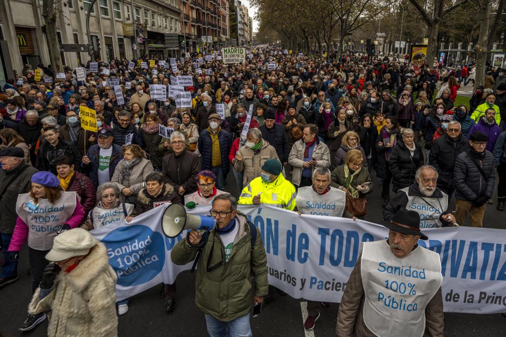 Ισπανία: Δεκάδες χιλιάδες υγειονομικοί διαδήλωσαν στην Μαδρίτη κατά της «καταστροφής του δημόσιου συστήματος υγείας»