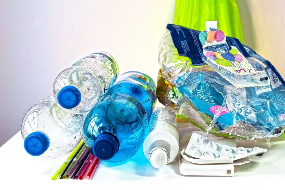 Ο όγκος των πλαστικών μιας χρήσης αυξήθηκε από το 2019 ως το 2021 παρά τις δεσμεύσεις