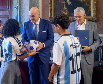 N. Δένδιας από Αργεντινή: Δωρεά δύο γηπέδων ποδοσφαίρου σε δήμο με ελληνική παρουσία