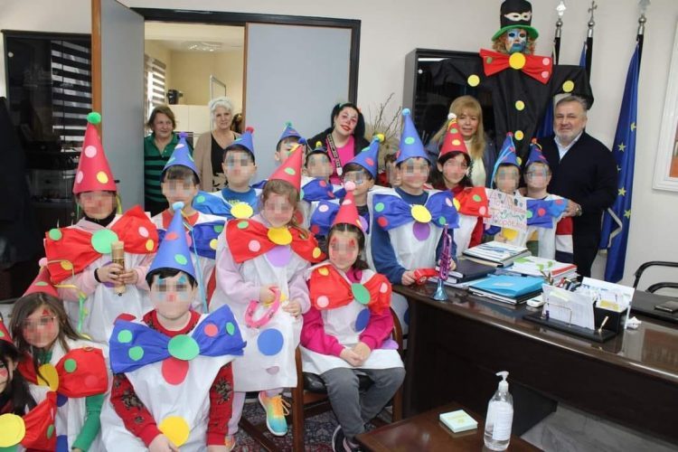 Μαθητές λυκείου μετέφεραν το πνεύμα της Αποκριάς στον Κ. Μανδαλιανό