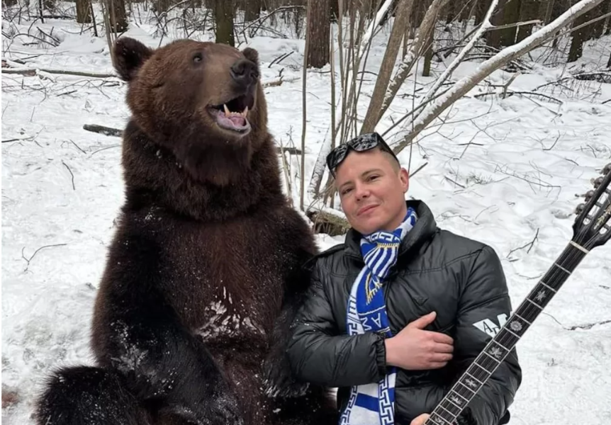 Ρωσία: Λαρισαίος παίζει μπουζούκι σε αρκούδα κι εκείνη χαϊδεύεται πάνω του (βίντεο)