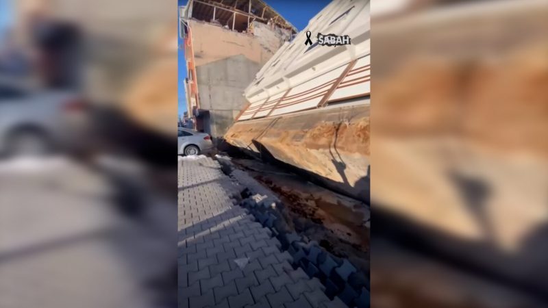 Οργή! Το κτίριο που έγειρε από τα Ρίχτερ στην Τουρκία αποκαλύπτοντας ότι δεν είχε θεμέλια!