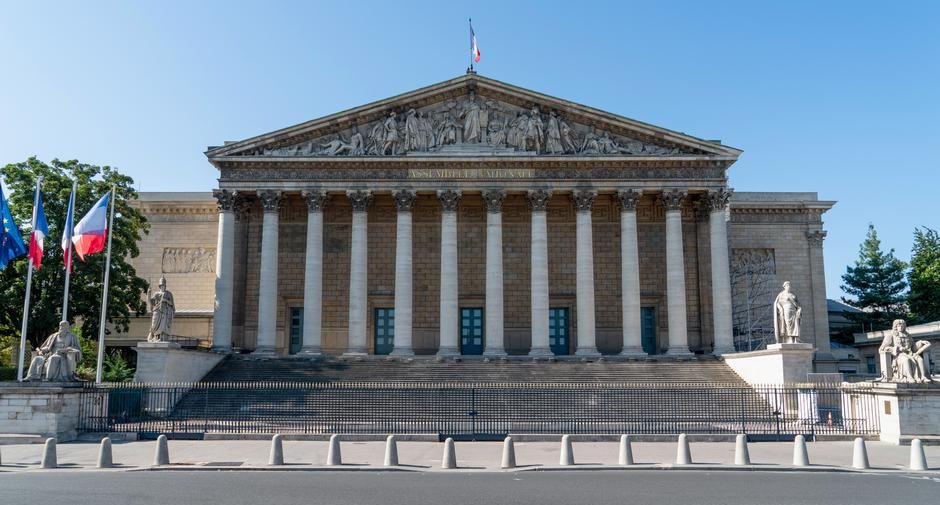 Με παραχωρήσεις το συνταξιοδοτικό στη γαλλική Βουλή