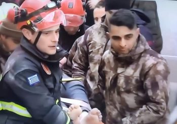 Γιος πυροσβέστη που έβγαλε ζωντανό τον Ανδρέα από τον σεισμό του Αιγίου έσωσε μια 7χρονη στη Τουρκία