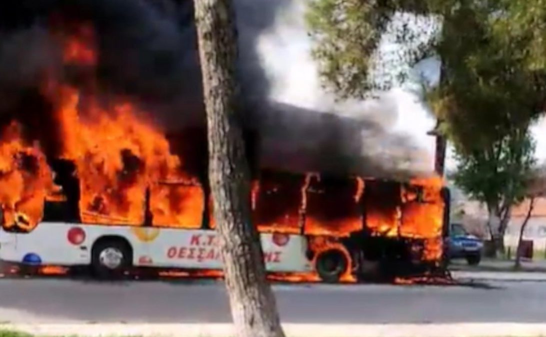 Θεσσαλονίκη: Πυρκαγιά σε λεωφορείο των ΚΤΕΛ – Σώοι οι επιβάτες