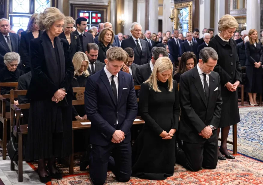 Μνημόσυνο τέως βασιλιά Κωνσταντίνου: Συγκίνηση στη Μητρόπολη – Γονάτισαν τα παιδιά του