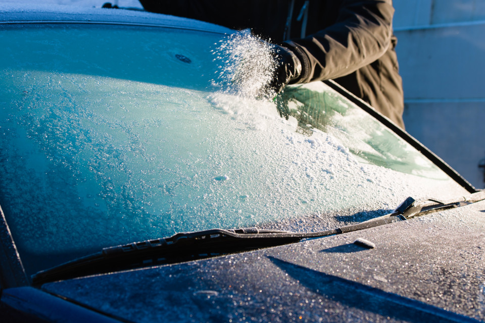 Πώς να απομακρύνυμε χωρίς πρόβλημα τον πάγο από τα τζάμια του αυτοκινήτου μας