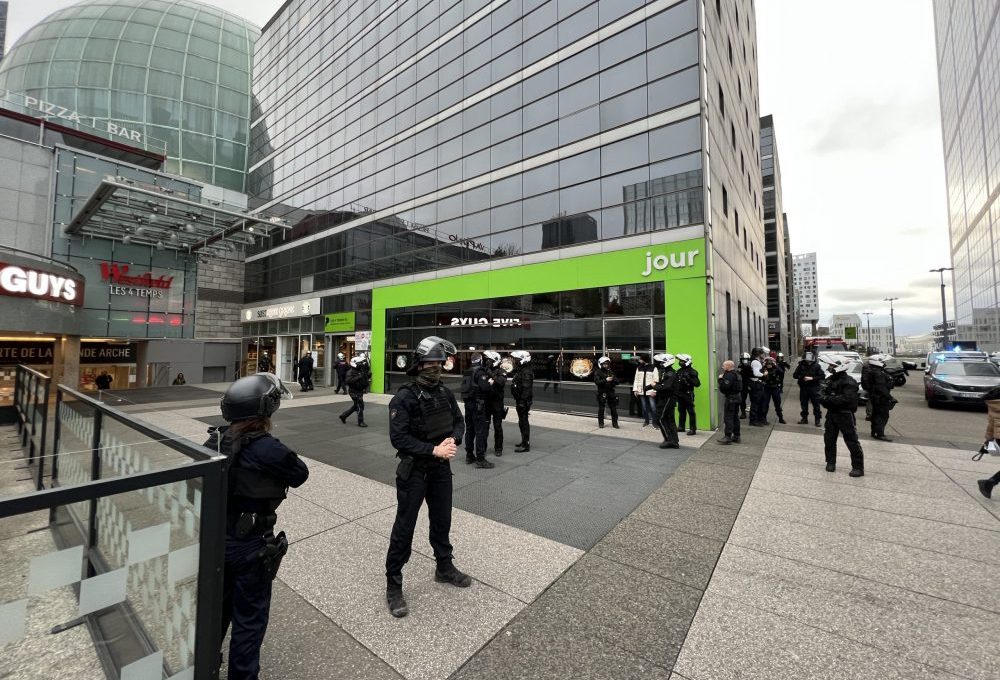 Πανικός από κρότο σε εμπορικό κέντρο του Παρισιού! (Video)