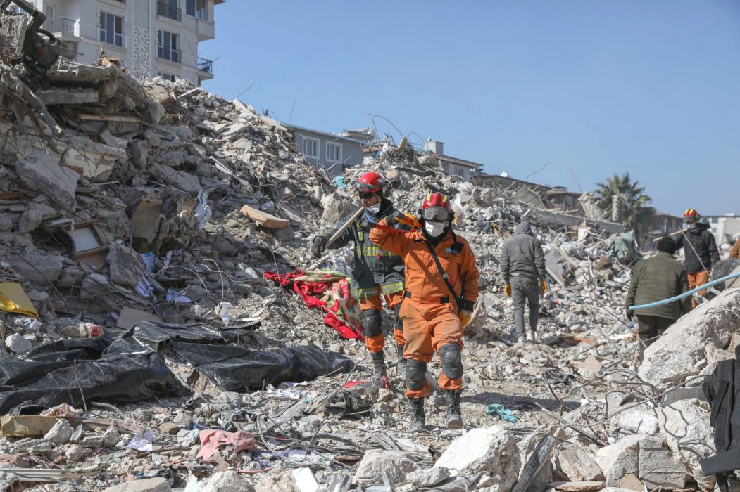 Οι ελπίδες σβήνουν, τα πολιτικά σενάρια φουντώνουν