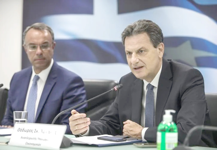 Τρίβουν τα χέρια τους