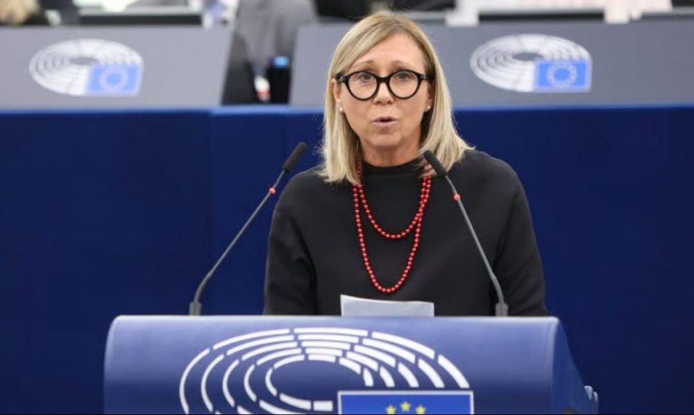 Ιταλίδα ευρωβουλευτής της άκρας δεξιάς και βοηθοί της ερευνώνται για απάτη
