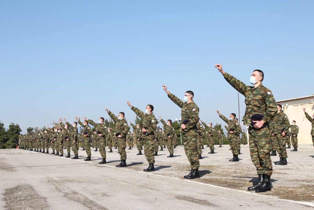 Τραγουδώντας το «Μακεδονία ξακουστή» ως στρατεύσιμος