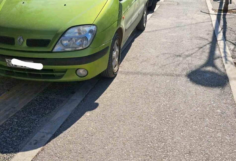 Επιστολή Θ. Παπαδόπουλου στην τροχαία Θέρμης για τις παράνομες σταθμεύσεις στα πεζοδρόμια