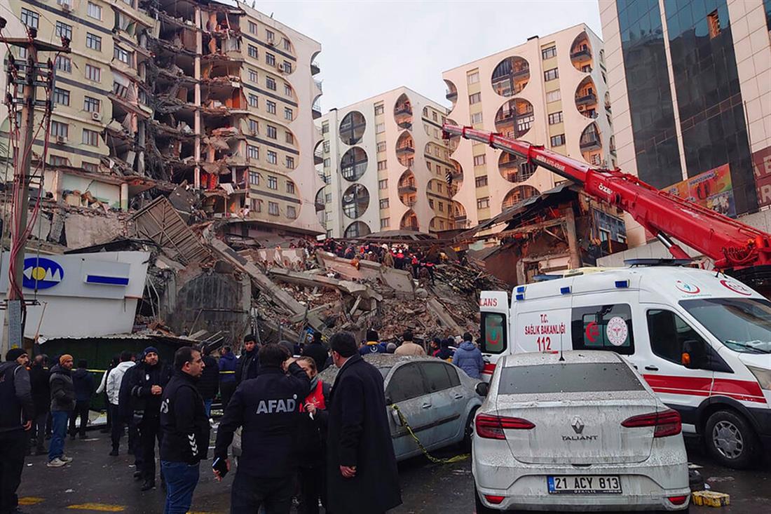 Συγκλονιστικές μαρτυρίες Ελλήνων για τα 7,8 ρίχτερ που έπληξαν την Τουρκία