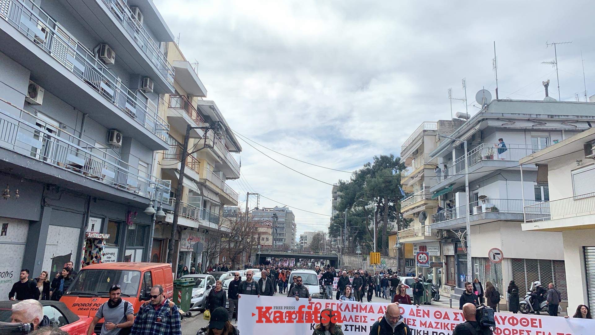 ΤΩΡΑ – Θεσσαλονίκη: Χιλιάδες πολίτες βγήκαν στους δρόμους για το πολύνεκρο δυστύχημα στα Τέμπη (ΦΩΤΟ + Video)