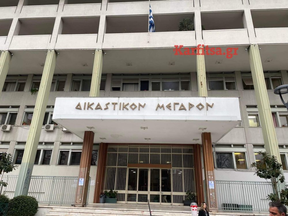 Τραγωδία στα Τέμπη: Προθεσμία να απολογηθεί το Σάββατο πήρε ο σταθμάρχης – «Έχει αναλάβει το μερίδιο που του αναλογεί» ανέφερε ο δικηγόρος του
