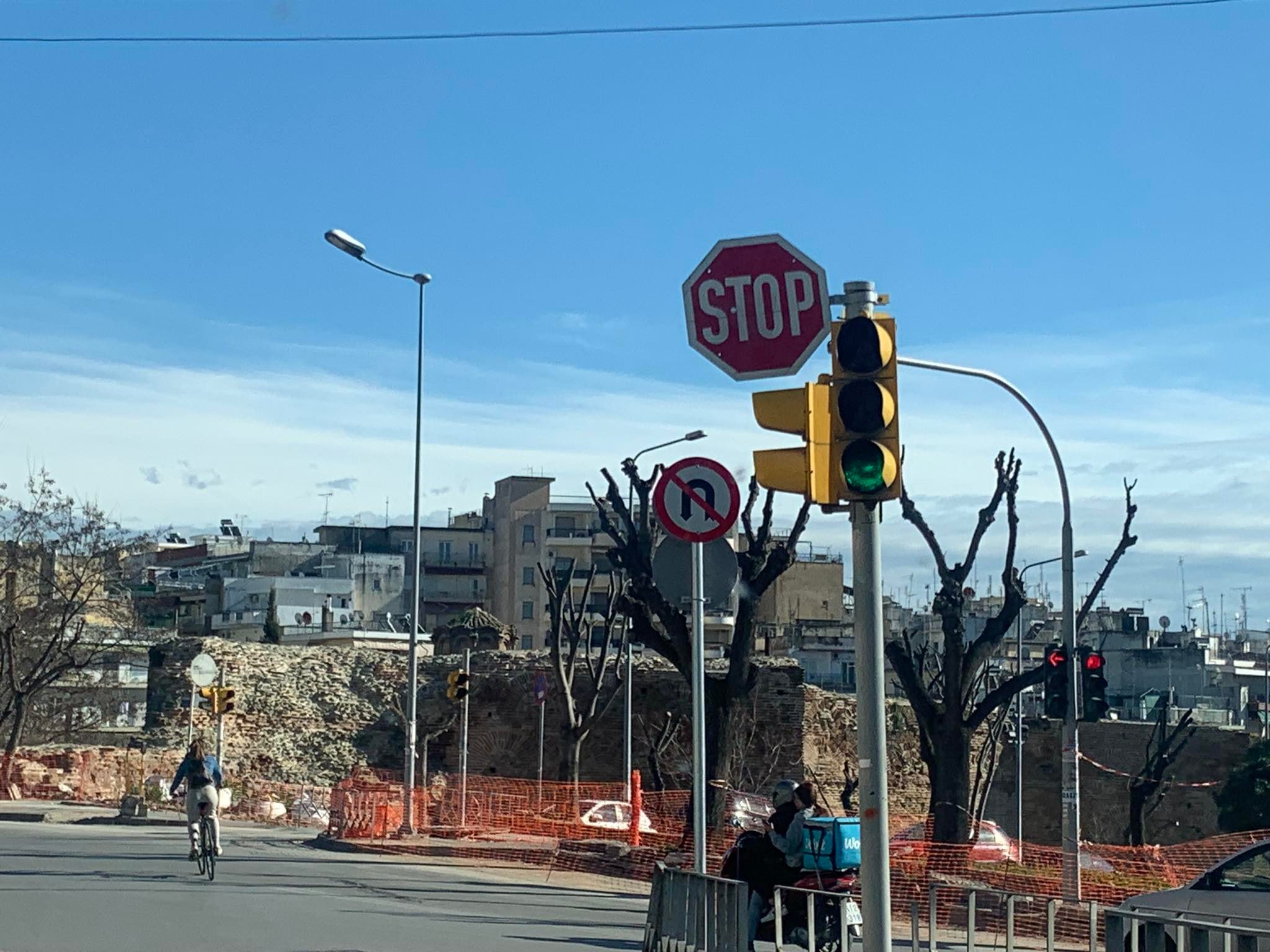Θεσσαλονίκη: Έβαλαν ανάποδα πινακίδα σε κεντρικό δρόμο (ΦΩΤΟ)