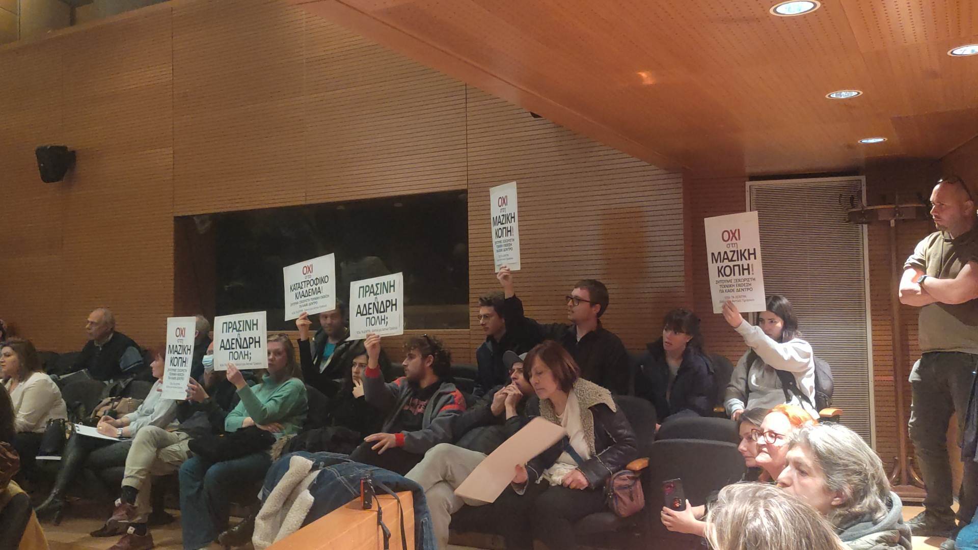 Θεσσαλονίκη: Ένταση στο δημοτικό συμβούλιο για τις κοπές των δέντρων – Οικολόγοι σήκωσαν πανό (Video)