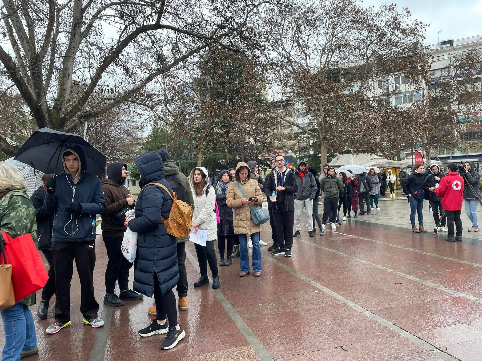 Λάρισα: Τεράστια «ουρά» για έκτακτη αιμοδοσία παρά τη βροχή (ΦΩΤΟ-VID)