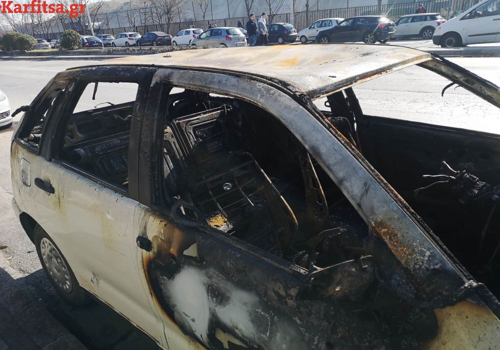 Θεσσαλονίκη: Ολοσχερώς καμένο αμάξι «αράζει» στην Εγνατία (ΦΩΤΟ)