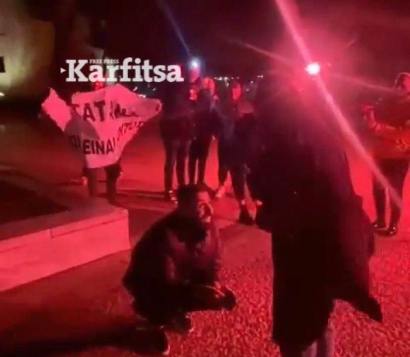 Θεσσαλονίκη: Πρόταση γάμου κάτω από τον Λευκό Πύργο – Γονάτισε στη μέση του πεζόδρομου (Video)