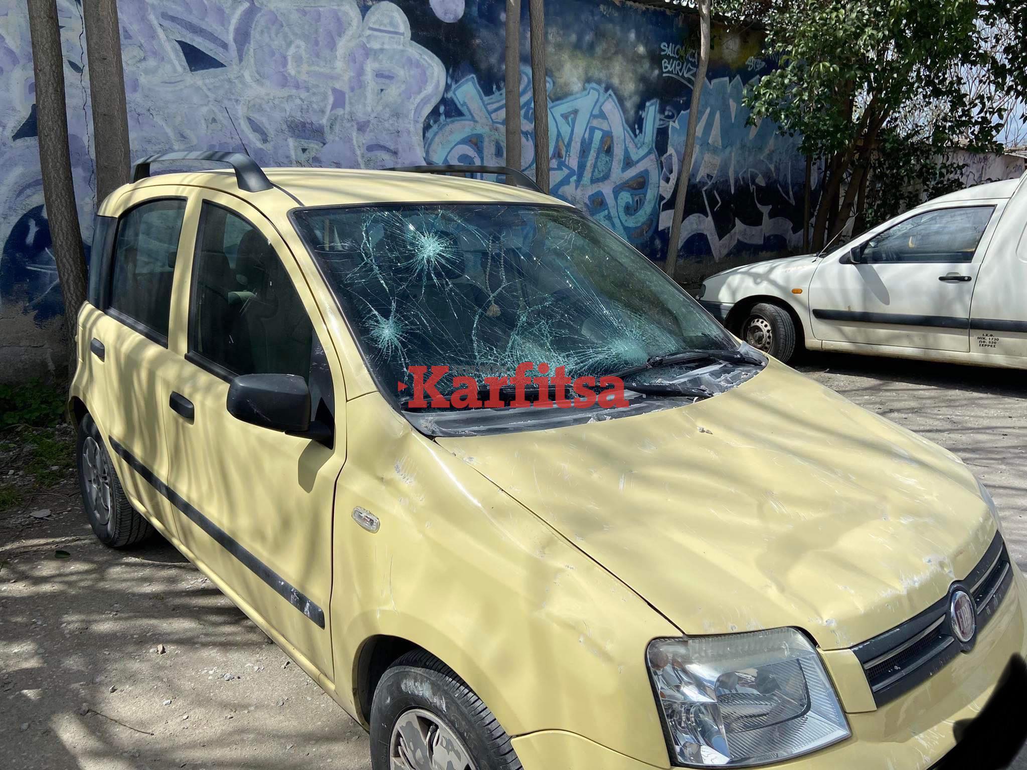 Θεσσαλονίκη: Γκρεμίστηκε τοίχος και καταπλάκωσε αυτοκίνητα (ΦΩΤΟ)