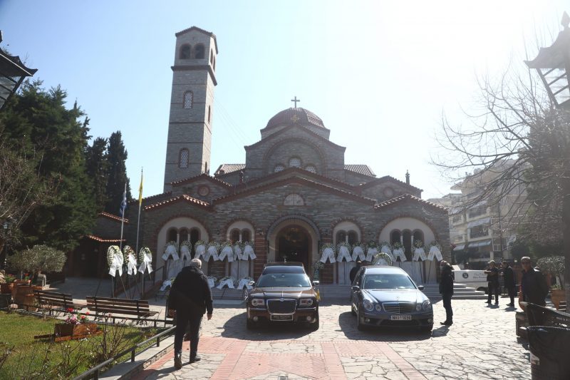 Κορδελιό: Θλίψη στην κηδεία του 54χρονου και του 15χρονου γιου του που έχασαν τη ζωή τους στα Τέμπη