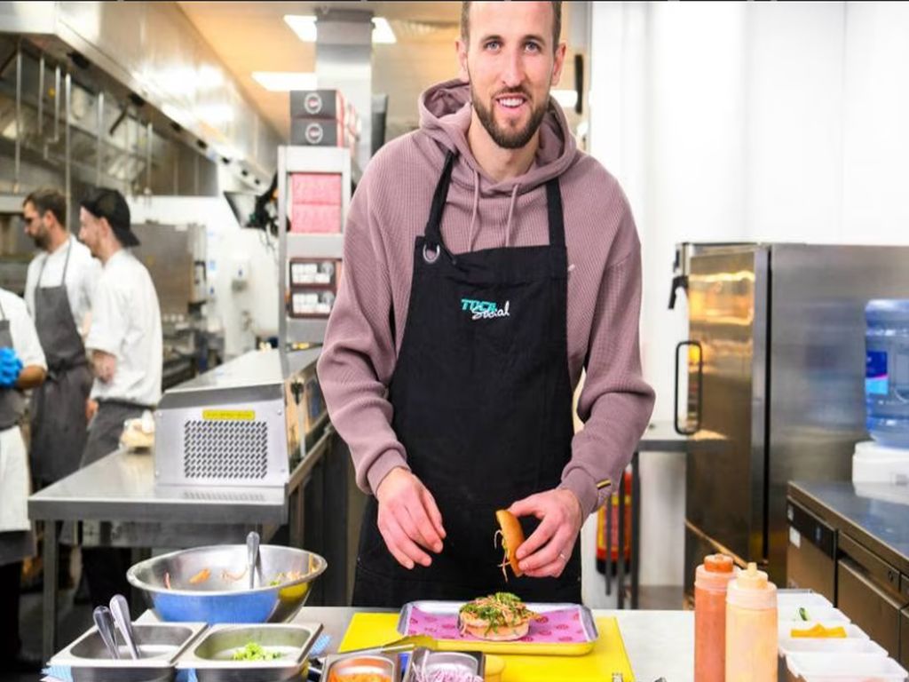 Ο Χάρι Κέιν φτιάχνει μπέργκερ για να γιορτάσει την επίτευξη του πρώτου σκόρερ όλων των εποχών με την εθνική