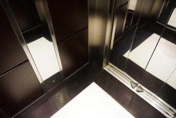 Γιατί όλα τα ασανσέρ έχουν και από έναν καθρέφτη;