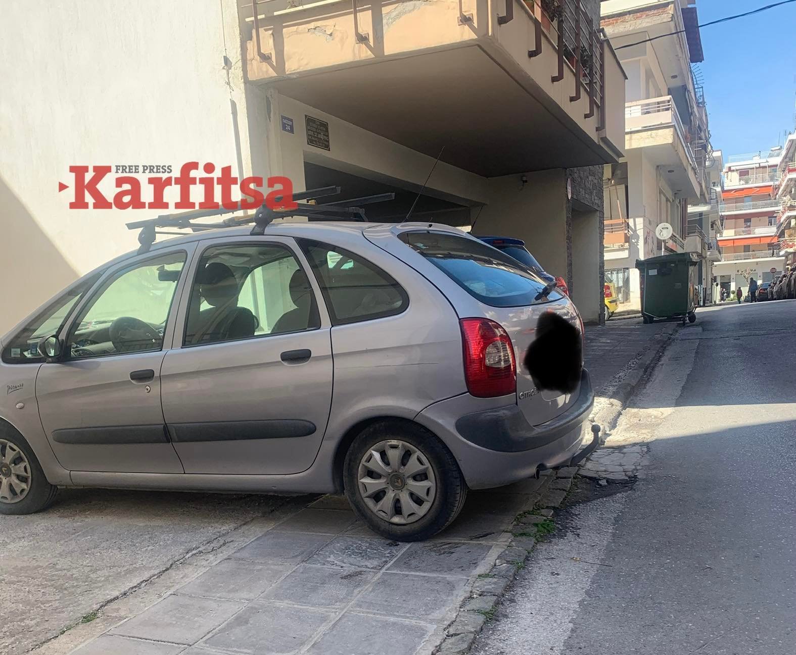 Νεάπολη Θεσσαλονίκης: «Δεν μπορούμε να περπατήσουμε σε πεζοδρόμια» (ΦΩΤΟ)