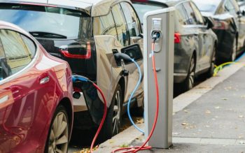 Έρευνα: Τα λιγοστά σημεία φόρτισης ηλεκτρικών οχημάτων το μεγαλύτερο πρόβλημα για τις αυτοκινητοβιομηχανίες