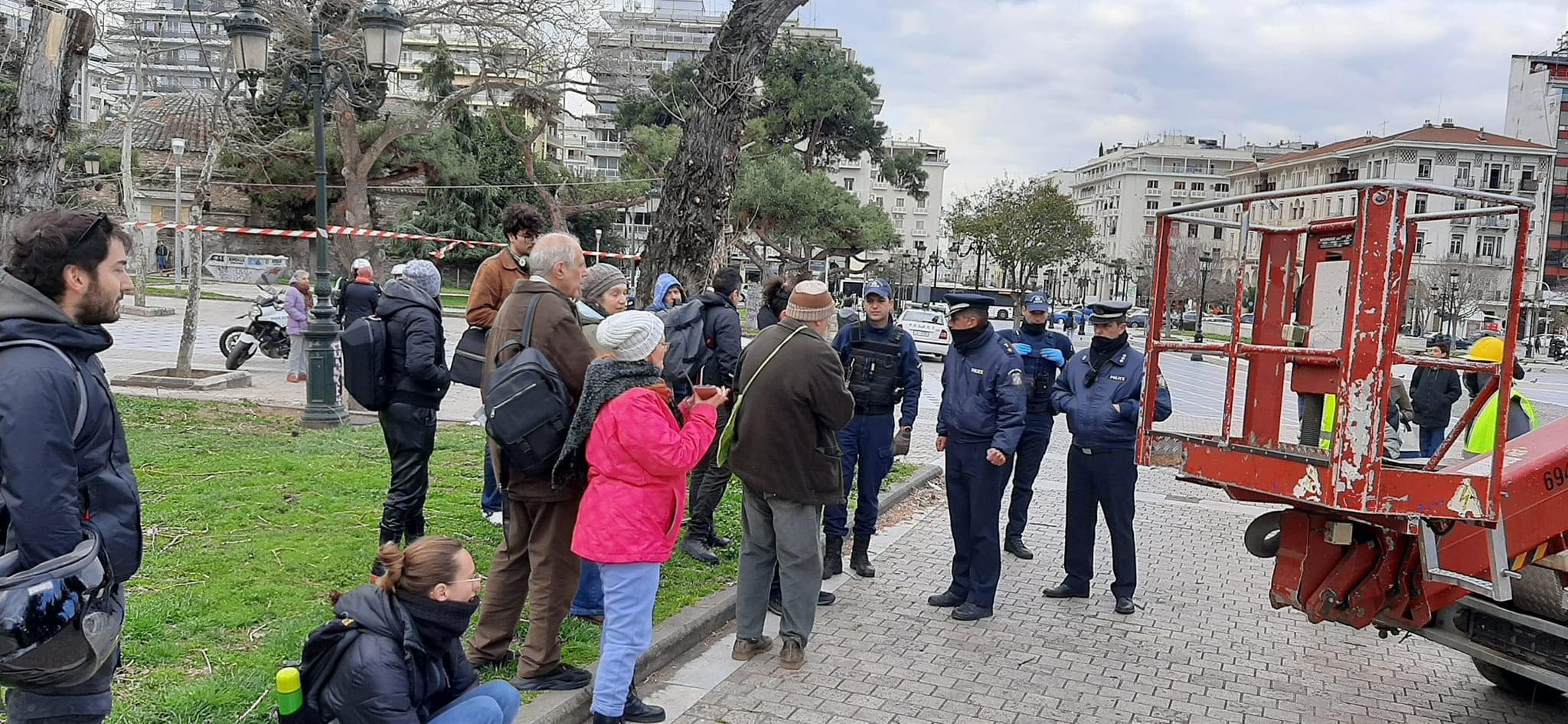 Απίστευτες εικόνες στη Θεσσαλονίκη – «Πήραν» σηκωτούς οικολόγους (ΦΩΤΟ)