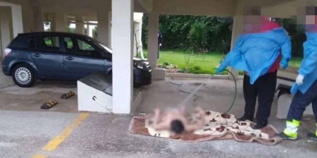 Εικόνες-σοκ: Νοσηλευτές έπλεναν γυμνή 70χρονη με λάστιχο σε πιλοτή