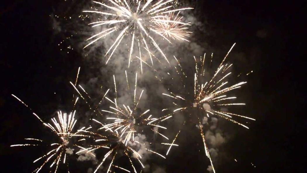 Πυροτεχνήματα στον ουρανό της Θεσσαλονίκης από Κύπριους φοιτητές (Video)