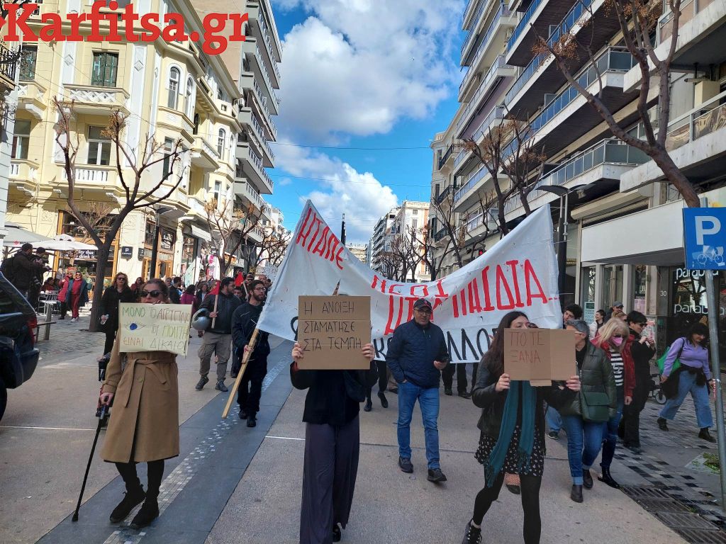 «Η άνοιξη σταμάτησε στα Τέμπη» – Πορεία στη Θεσσαλονίκη για το τραγικό δυστύχημα (ΦΩΤΟ)