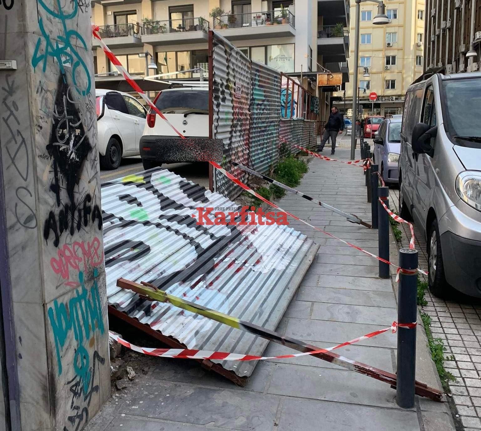 Θεσσαλονίκη: Σιδερόπορτα πάρκινγκ ξεκόλλησε από τον ισχυρό αέρα (ΦΩΤΟ)