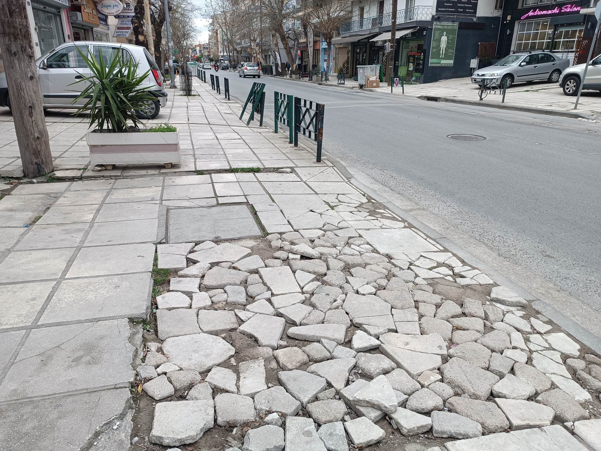 Θεσσαλονίκη: Για γέλια και για… κλάματα πεζοδρόμια στον Εύοσμο (ΦΩΤΟ)