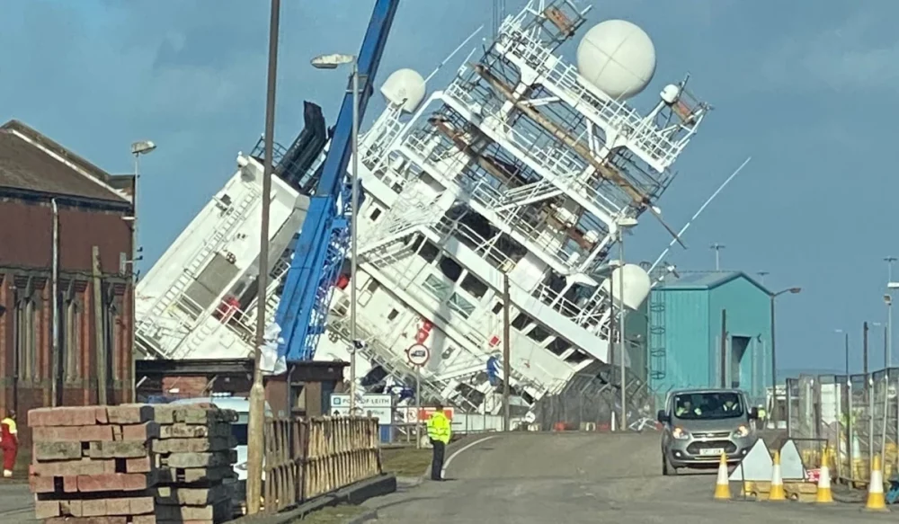 Σκωτία: Πλοίο έπεσε σε πλατφόρμα επισκευών