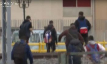 Θεσσαλονίκης: Μαθητές περνούν καθημερινά σιδηροδρομικές γραμμές με κίνδυνο τη ζωή τους (Video)