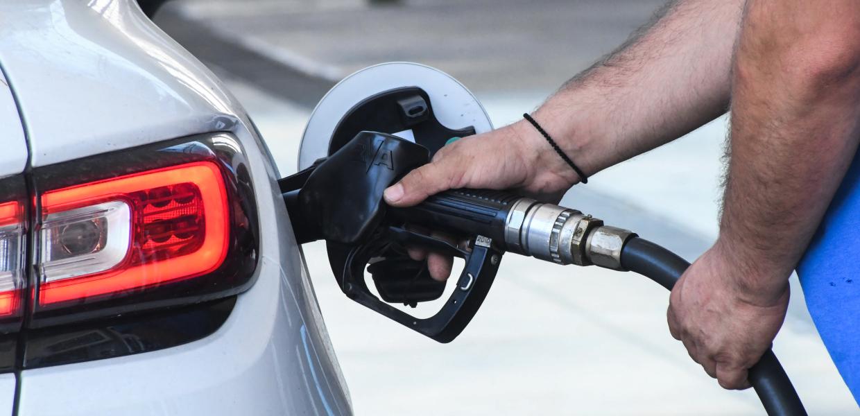 Νέο κόλπο – Έτσι κλέβουν βενζίνη από τα παρκαρισμένα αυτοκίνητα