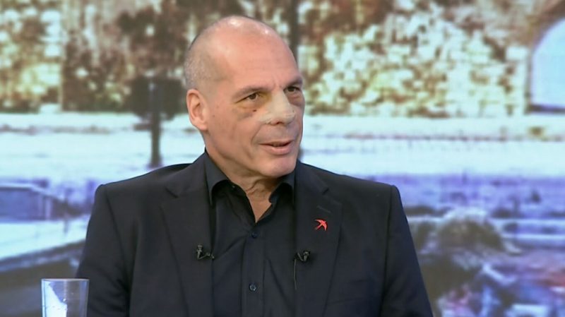 «Με χτυπούσε και εγώ του έλεγα προσπαθώ να σε ακούσω» περιγράφει για την επίθεση ο Βαρουφάκης