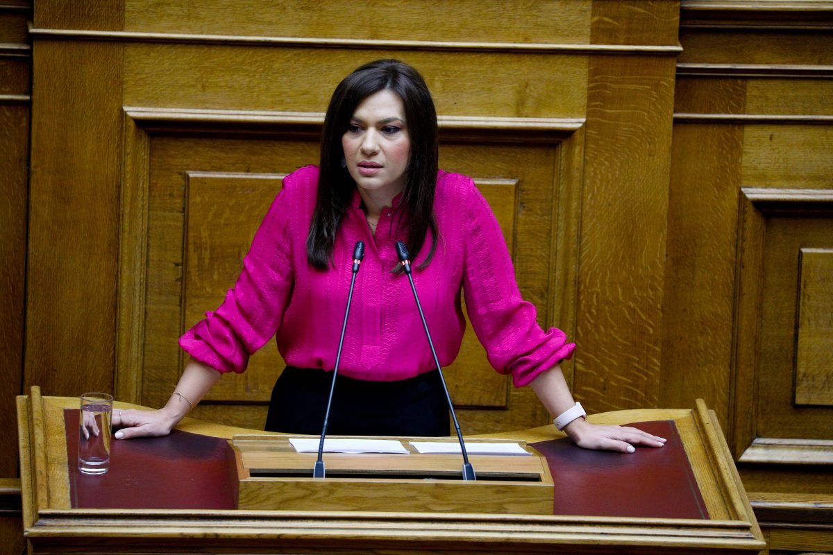 «Άθλιοι προβοκάτορες!» – Οργισμένη η βουλευτής της ΝΔ Στέλλα Μπίζιου με όσους επιχειρούν να τη συνδέσουν με τον σταθμάρχη!