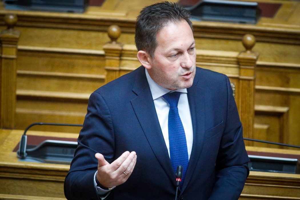 Αντιπαράθεση Τζανακόπουλου – Πέτσα στη Βουλή για αστυνομική βία και ιδιωτικοποιήσεις